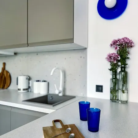 아파트 Composition 23 With Blue Circle *