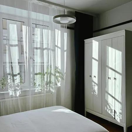 Composition 23 With Blue Circle Διαμέρισμα *