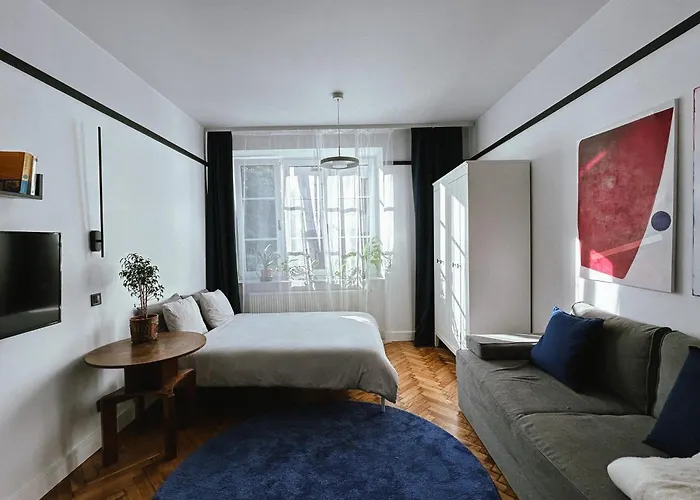 Composition 23 With Blue Circle شقة *