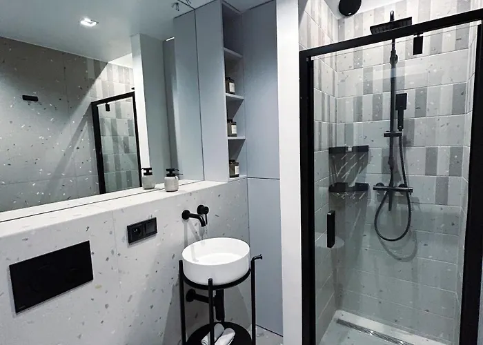 Composition 23 With Blue Circle شقة *