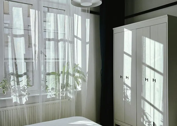 Composition 23 With Blue Circle شقة *